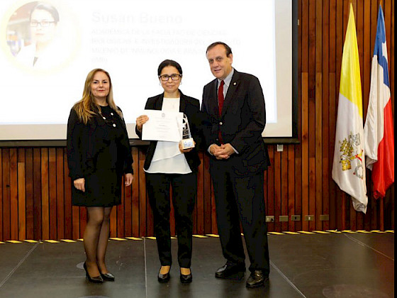 Premiación de la Dra. Susan Bueno.- Foto Dirección de Comunicaciones.