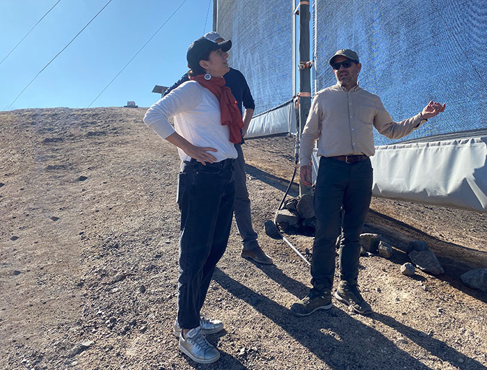 Ministra de ciencia observando un atrapanieblas junto al director de la Estación Atacama UC Pablo Osses.