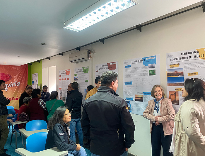 Profesores de Geografía UC conversando con la comunidad en Alto Hospicio como parte de un taller del proyecto Desierto Vivo. 