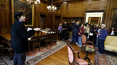 Grupo participa en visita  guiada por Casa Central UC.- Foto César Cortés.C
