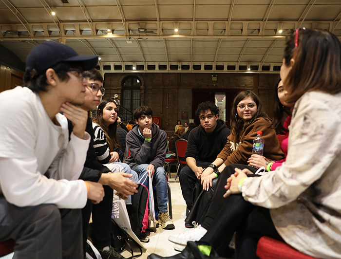 Jóvenes dialogando en círculo