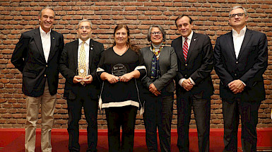 Profesores premiados y autoridades.- Foto Dirección de Comunicaciones.