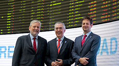 Autoridades durante la firma de convenio en la Bolsa de Comercio de Santiago.