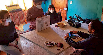 Investigadores entrevistando un participante del estudio sobre ancestros mapuche.