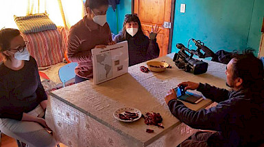 Investigadores entrevistando un participante del estudio sobre ancestros mapuche.