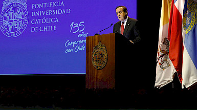 Ceremonia 135 años UC. Habla rector Ignacio Sánchez.- Foto Dirección de Comunicaciones