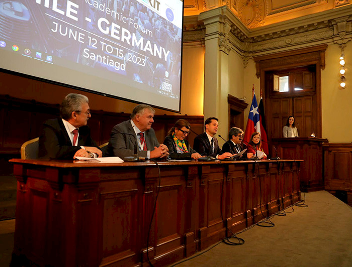 Autoridades inaugurando primer Foro Académico Chile Alemania, en una testera en el Salón de Honor UC.