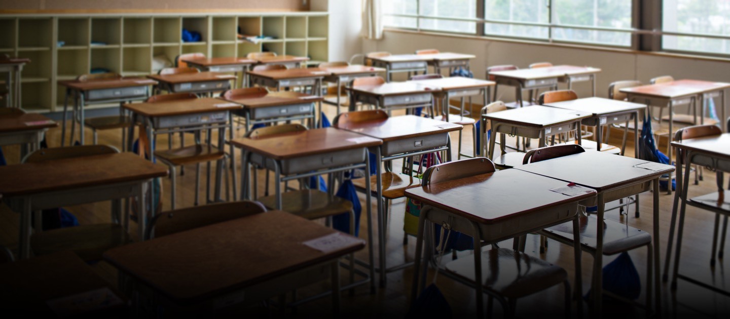 Bancos vacíos en una sala de clases