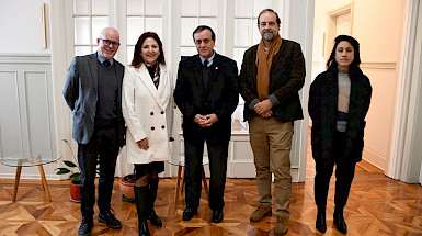 Rector Ignacio Sánchez (al cento) con autoridades de la UACH.- Foto Héctor Andrade  UACh