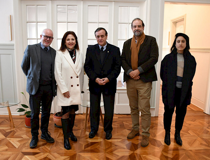 Rector Ignacio Sánchez (al cento) con autoridades de la UACH.- Foto Héctor Andrade  UACh