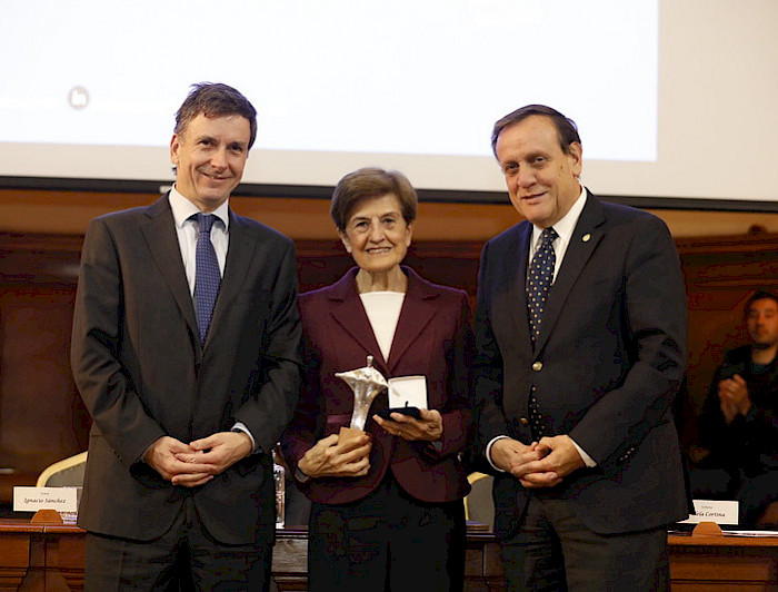 (From left to right) Juan Larraín, Director of the Institute of Applied Ethics, Adela Cortina, Spanish philosopher, and the UC President Ignacio Sánchez.