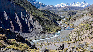 Paisaje donde aparece el río Maipo entre medio e las montañas, en el sector de Cajón del Maipo.