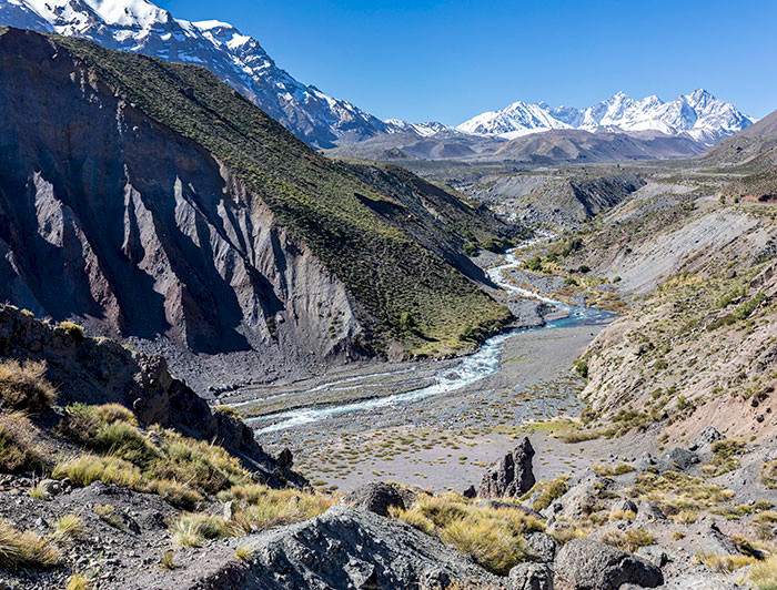 Paisaje donde aparece el río Maipo entre medio e las montañas, en el sector de Cajón del Maipo.