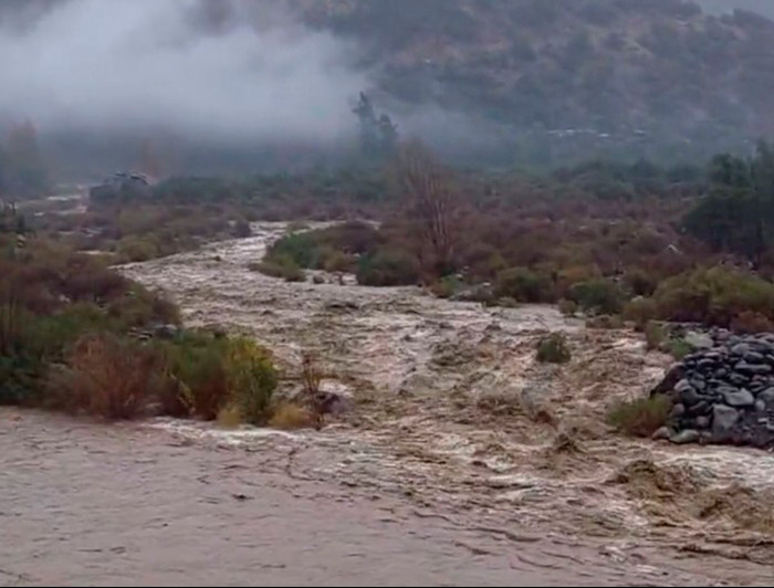 Desborde de río Maipodurante las intensas precipitaciones caídas.