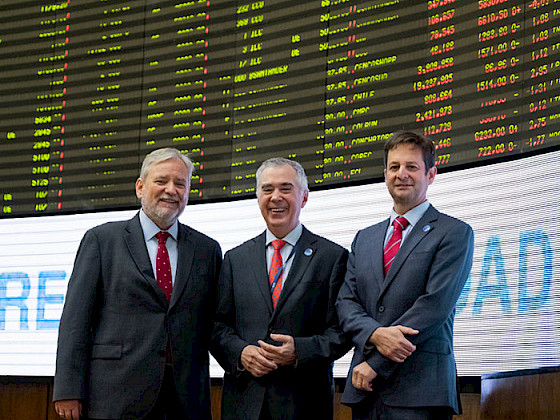 Authorities during the signing of the agreement at the Santiago Stock Exchange.