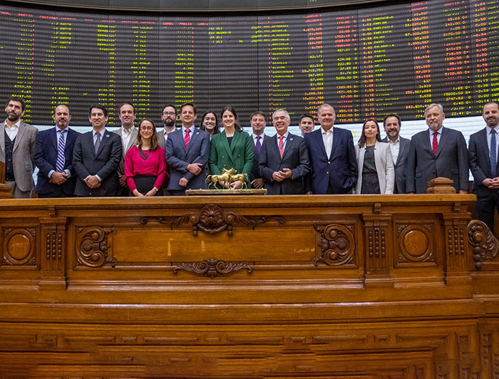 Participants of the partnership in a room of the Santiago Stock Exchange.