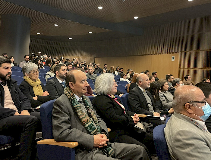 personas sentadas en sillas