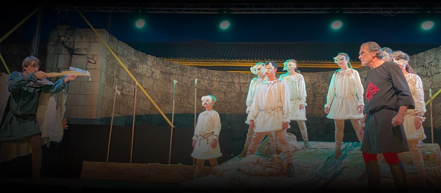 Montaje de la obra de teatro Fuenteovejuna con los actores desplegados en el escenario.