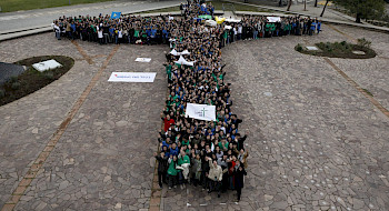 foto aérea del grupo de voluntarios formando una cruz