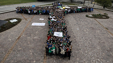 foto aérea del grupo de voluntarios formando una cruz