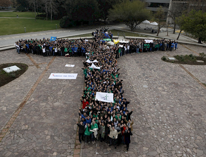 foto aérea del grupo de voluntarios formando una cruz