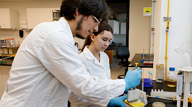 Estudiantes realizan un experimento en un laboratorio.