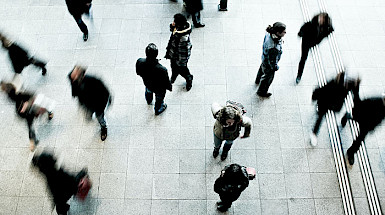 Gente caminando por la calle.