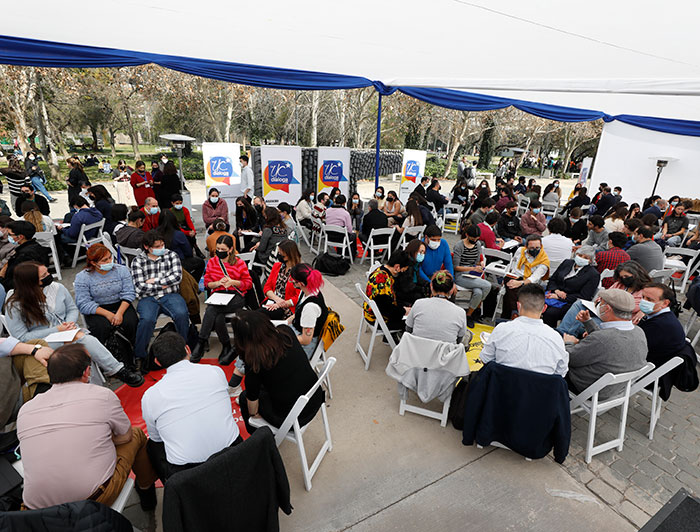 Personas sentadas reunidas en círculos.