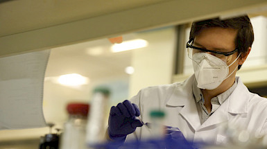 profesor Pablo González en el laboratorio.- Foto César Cortés