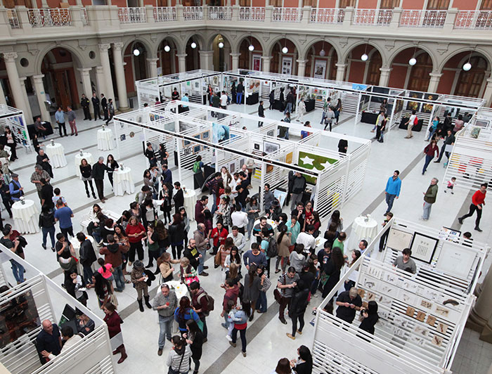 Personas en una exposición en el Centro de Extensión UC vistas desde arriba.