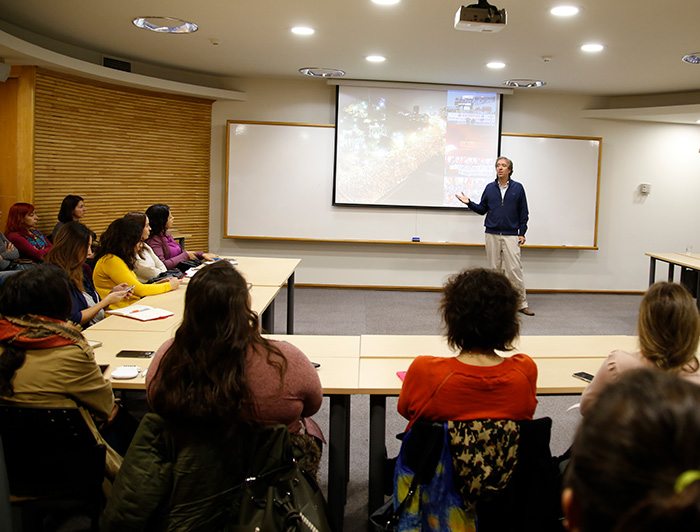 Un profesor y sus estudiantes en una sala de clases