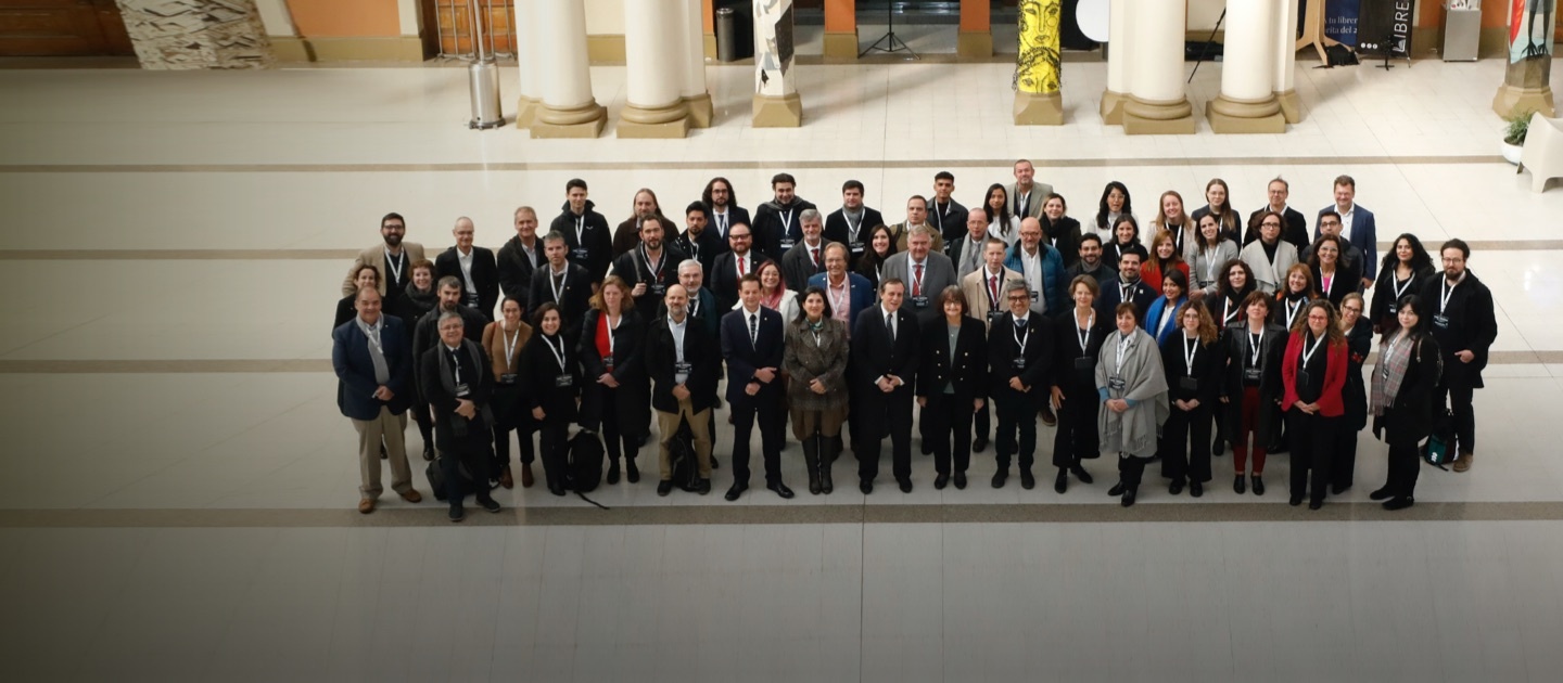 Participants of the first Chile Germany Academic Forum in the central hall of the UC Extension Center seen from above.