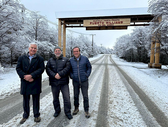 From left to right, provost from the University of North Texas (EE.UU), Michael McPherson; the director from the International Cape Horn Center (CHIC), Ricardo Rozzi and the UC Chile President Ignacio Sánchez.