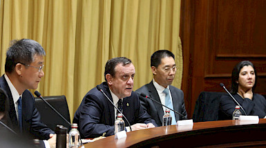 Rector Ignacio Sánchez junto a la vicerrectora de Asuntos Internacionales y a parte de la delegación china. Foto Karina Fuenzalida