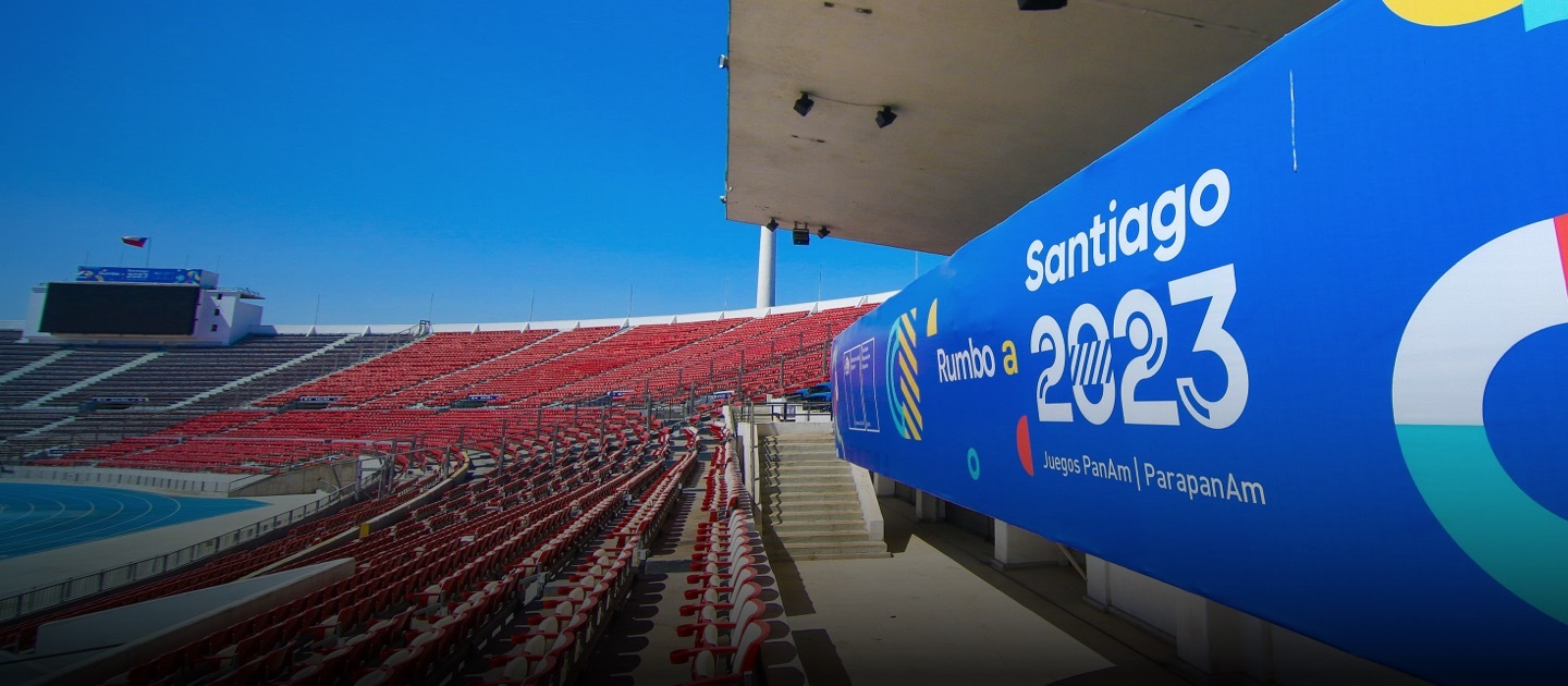 Estadio con un lienzo a la derecha con el logo de los Panamericanos Santiago 2023