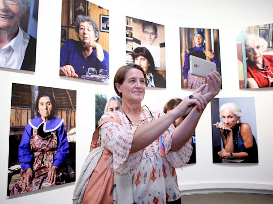 Mujer fotografiando la exposición de Atrevidas.