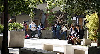 Universitarios en el patio.- Foto Dirección de Comunicaciones