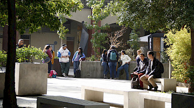 Universitarios en el patio.- Foto Dirección de Comunicaciones