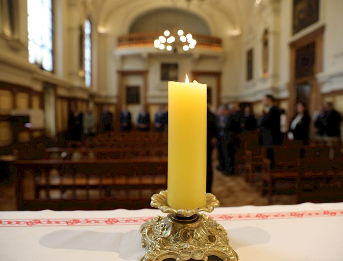 vela sobre el altar