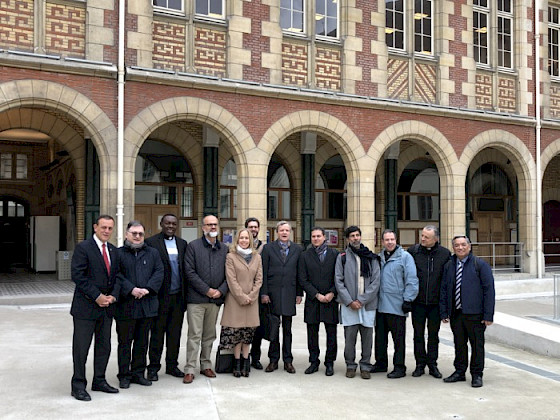 Rector Ignacio Sánchez junto al resto del Comité Ejecutivo y de representantes de todos los continentes.