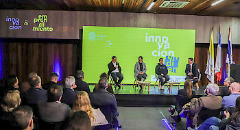 Expositores en el escenario frente al público en el lanzamiento del libro Innovación en la UC: 100 casos de alto impacto