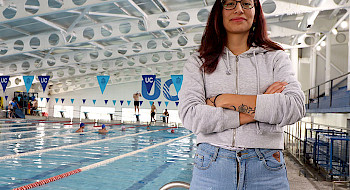 Fotografía de la estudiante Natalia Gutiérrez a un costado de la piscina del Campus San Joaquín UC.