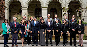 Fotografía de los participantes de La Tríada en la Casa Central de la UC.