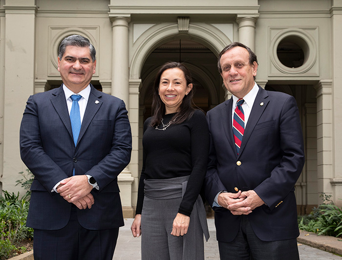 Fotografía de los rectores de las universidades miembro de La Tríada: David Garza, Raquel Bernal e Ignacio Sánchez.