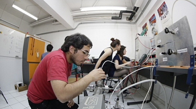 Estudiante conectando cables en máquina con hidrógeno