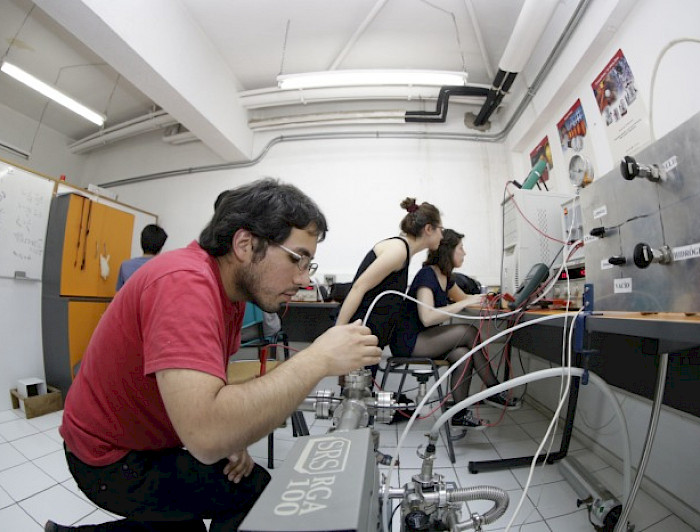 Estudiante conectando cables en máquina con hidrógeno