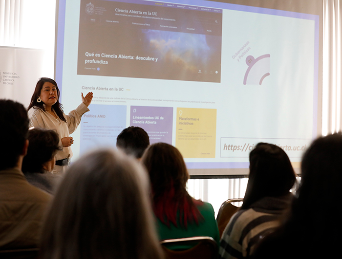 Ana María Keim presentando el portal Ciencia Abierta en la UC frente a los asistentes.