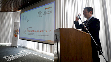 El vicerrector de Investigación Pedro Bouchon presentando el portal de ciencia abierta desde un podio.