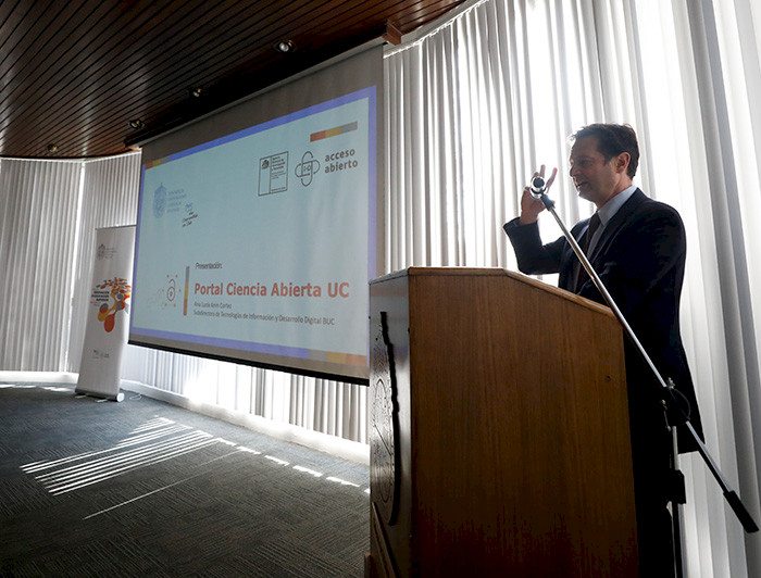 El vicerrector de Investigación Pedro Bouchon presentando el portal de ciencia abierta desde un podio.