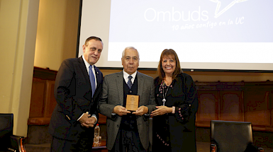 Rector Ignacio Sánchez, profesor José Ignacio González, primer Ombuds UC y Patricia Masalán, actual Ombuds UC. Foto César Cortés.
